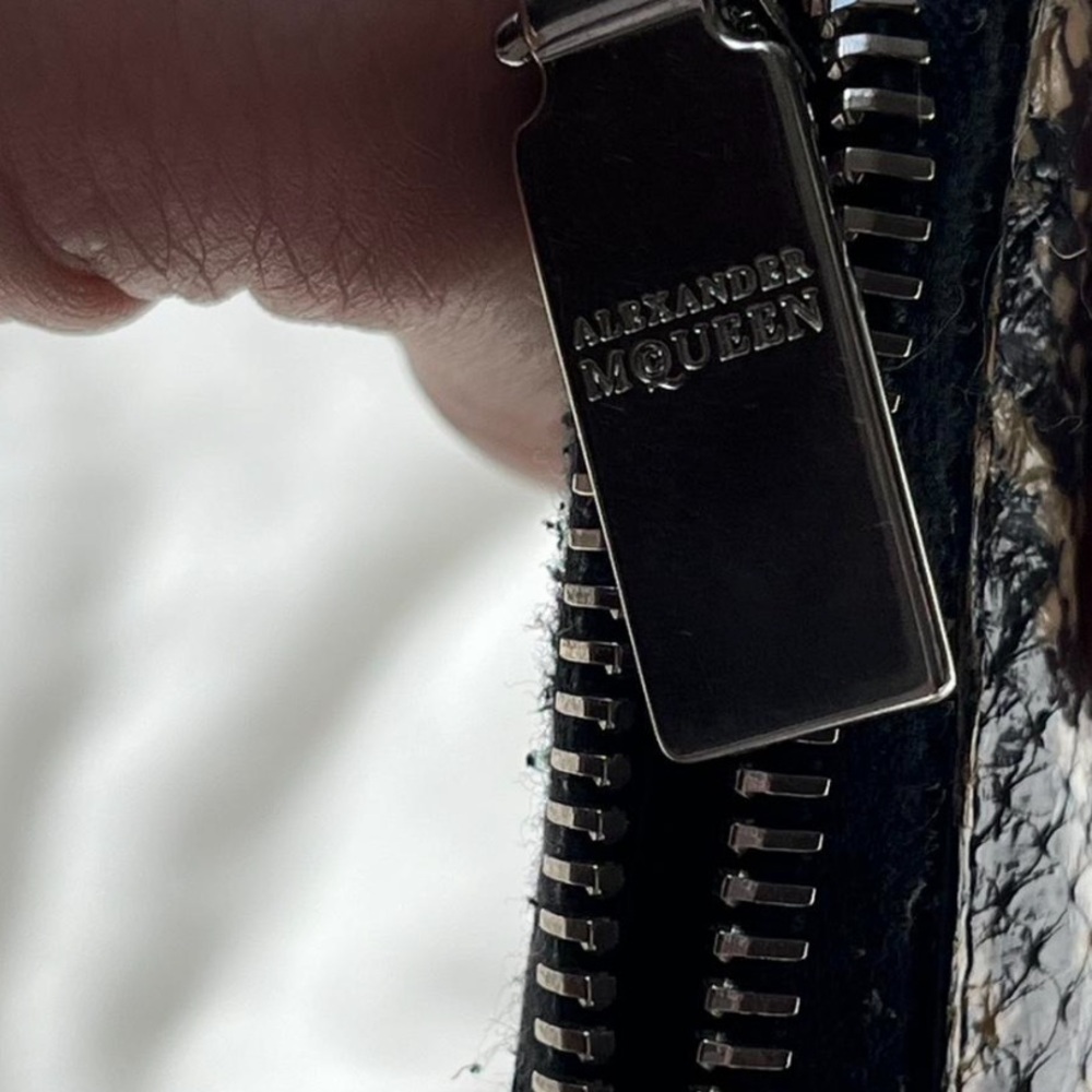 Alexander McQueen Black and Beige Snake-Print Zip Wallet - Picture 3 of 6
